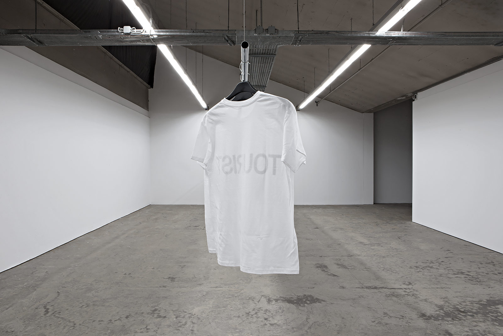 Esther Hunziker – Tourists, Installation / T-Shirt Edition, 2018